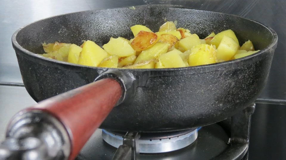 Poele Sauteuse En Fonte Ø 24 Cm - Poignée Hêtre – Image 6