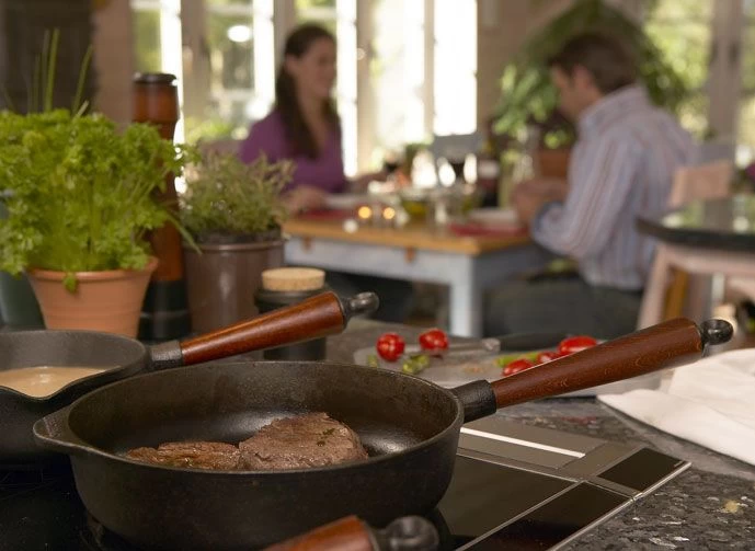 Poele Sauteuse En Fonte Ø 24 Cm - Poignée Noyer